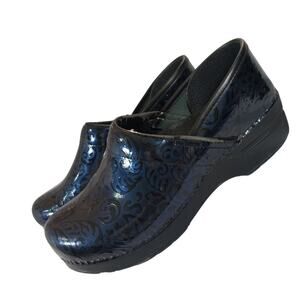 DANSKO! BLACK PATENT LEATHER W/IRIDESCENT BLUE FLORAL SWIRLS CLOGS! SZ 8.5M